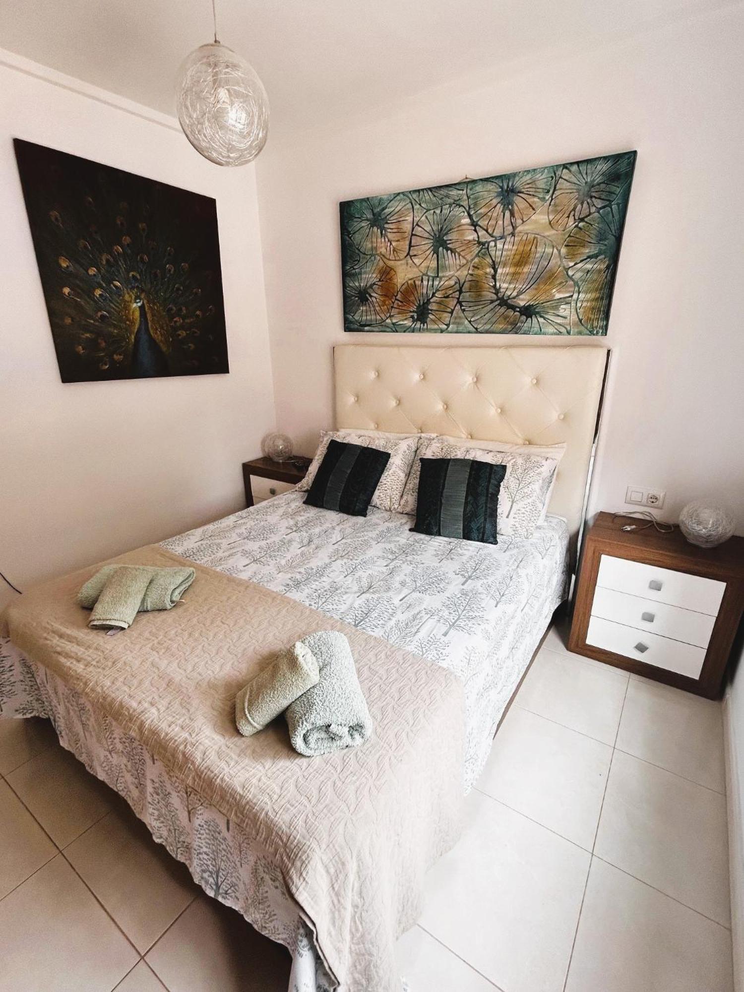 Beautiful 3 Bed, 2 Bath Modern Apartment ロス・アルカサレス エクステリア 写真