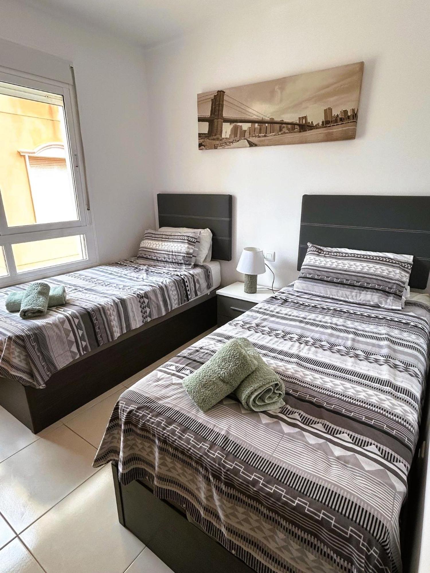 Beautiful 3 Bed, 2 Bath Modern Apartment ロス・アルカサレス エクステリア 写真
