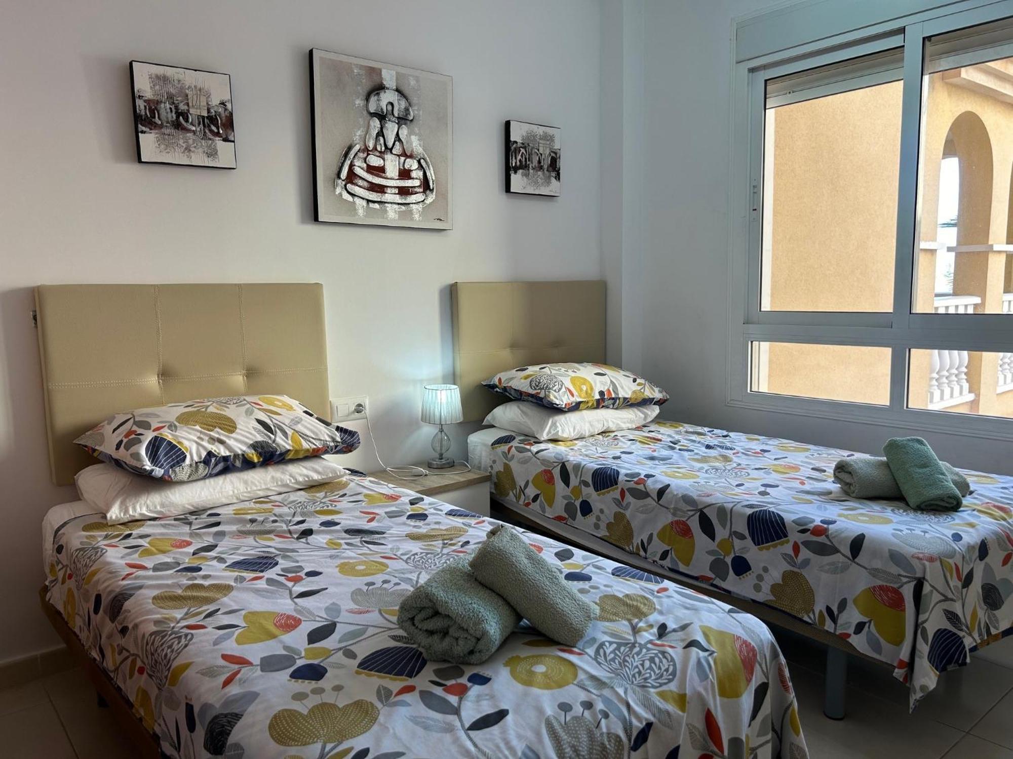 Beautiful 3 Bed, 2 Bath Modern Apartment ロス・アルカサレス エクステリア 写真